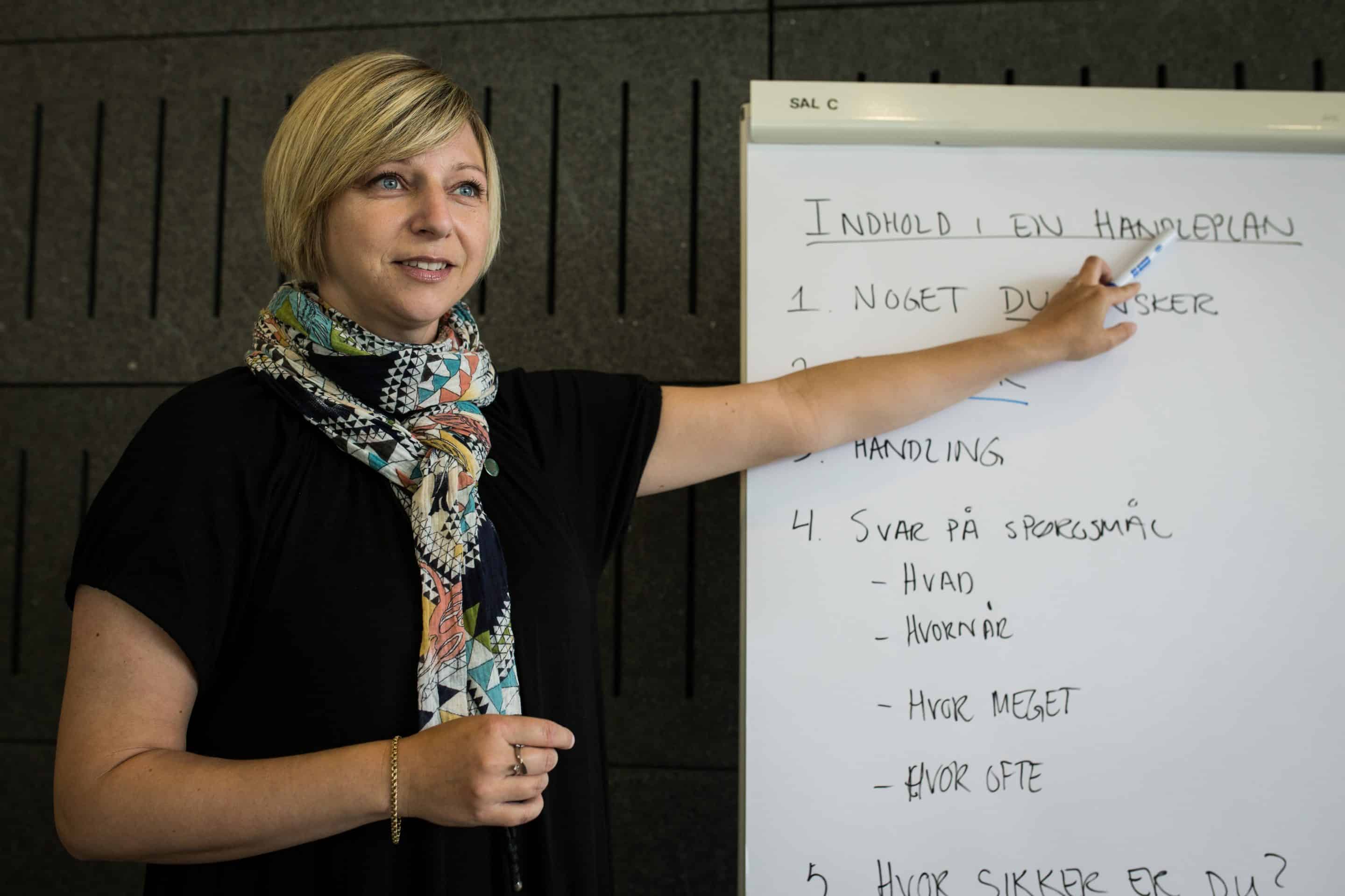 Dame peger på whiteboard